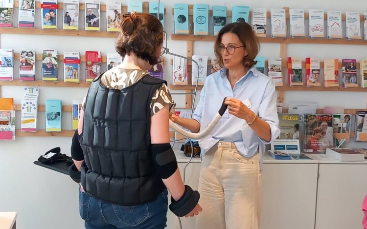 Demenzwoche: Ausprobieren einses ALterssimulators