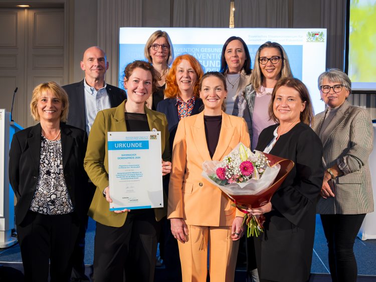 Bayerischer Demenzpreis: DIe SIeger mit Gesundheitsministerin Judith Gerlach